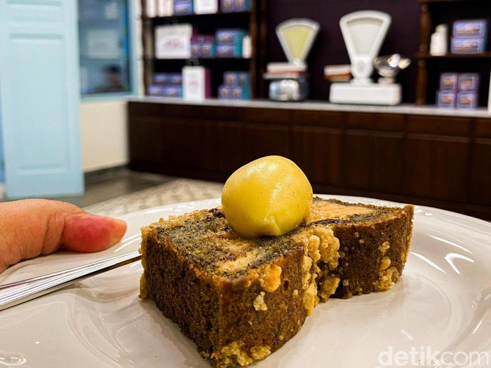 what to buy in bandung bolu pisang tjilaki