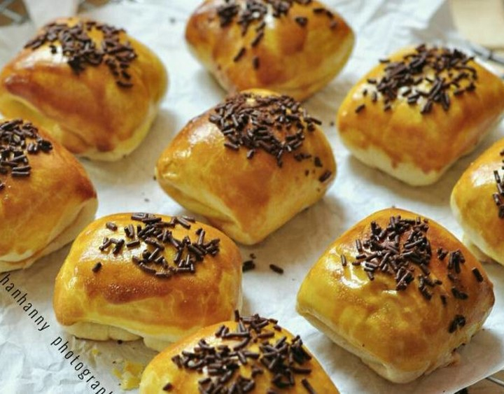 what to buy in bandung pisang bolen kartika sari